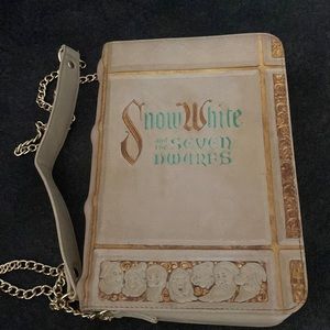 Crossbody Snow White Puse by Loungefly